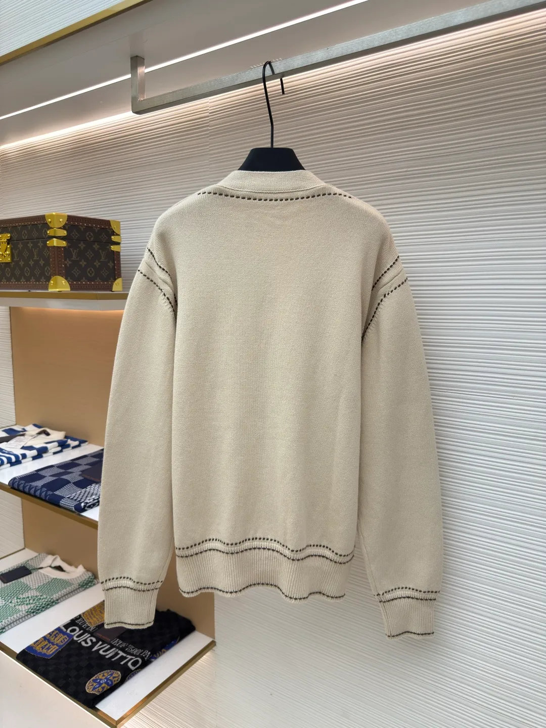 LOUIS VUITTON pocket letter cardigan ●Authentic product: Purchased and developed at 13600 ●Item number: 1680423-B70 ●Fabric: wool fabric ●Technology: knitting ●Version: loose fit ●Weight: about 850 grams ●Size: XS-S-M-L ●Description: Made of customized wool yarn, the yarn is dyed and dyed with reference to the original version. The color similarity is as high as 95%. It is knitted using Stoll 12-pin ultra-fine needle clock machine imported from Germany. It is knitted using a needle-moving shaking table. During knitting, 6 sand spits are used to alternately knit back and forth. Each piece takes 300 minutes. It is not knitted like those ordinary computerized flat knitting machines. In order to rush the goods efficiently, the speed is turned to the limit, and the stitches of the knitted garments are different in size. The overall wiring is straight and delicate, the fabric is comfortable and soft, and the color is consistent without color difference. It can be matched with the same style to create a fashionable look and control various occasions. Customized accessories, complete with three standards, same style for men and women!